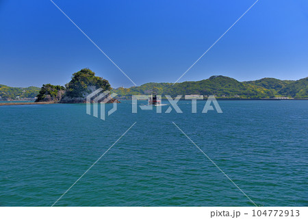 伊豆半島・南伊豆・日本開港の舞台の下田港内、犬走島を進む迫力の黒船の眺め・静岡県下田市(1) 104772913