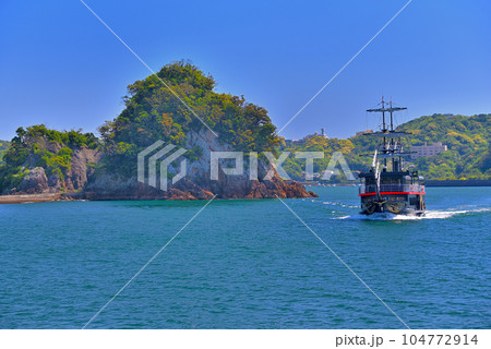 伊豆半島・南伊豆・日本開港の舞台の下田港内、犬走島を進む迫力の黒船の眺め・静岡県下田市(2) 104772914