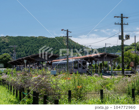 夏の天竜浜名湖鉄道天竜二俣駅構内の風景 104772960