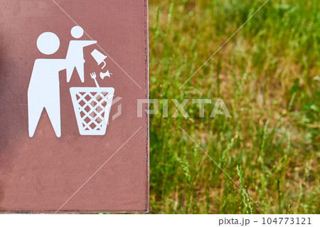 A poster calling for teaching children to throw garbage in designated places 104773121