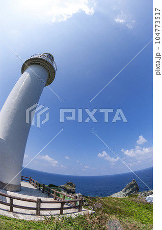 青い空と海と灯台 104773517