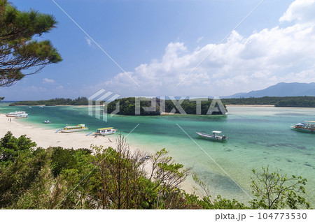 川平湾の美しいサンゴ礁の海 川平湾の美しいサンゴ礁の海 104773530