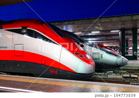 高速鉄道フレッチャロッサ ローマのテルミニ駅 高速鉄道フレッチャロッサ ローマのテルミニ駅 104773839