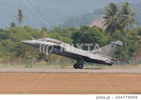 フランス空軍ラファール戦闘機着陸 104774009