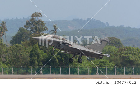 フランス空軍ラファール戦闘機着陸 フランス空軍ラファール戦闘機着陸 104774012