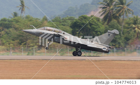 フランス空軍ラファール戦闘機着陸 104774013