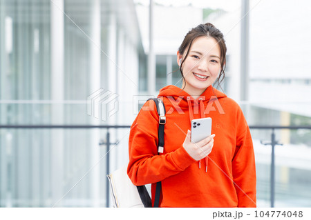 大学生の女の子 104774048