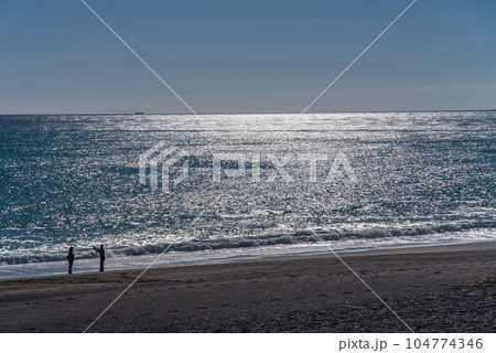 海の煌めき【熊野灘・七里御浜海岸】 104774346