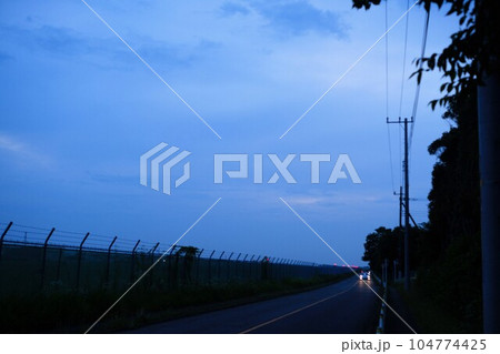 夕暮れの道路 104774425
