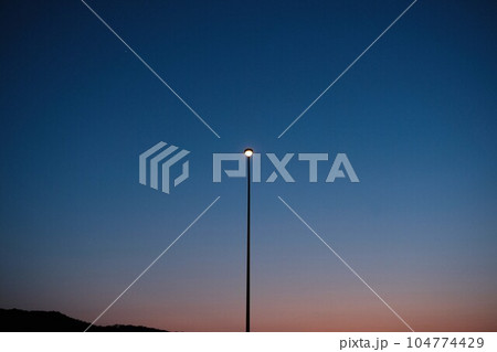 夕方の街灯 夕方の街灯 104774429