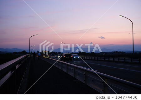 夕方の橋 夕方の橋 104774430
