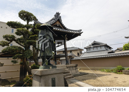 大阪府吹田市「光明寺」の梵鐘と親鸞聖人像(2023年4月29日撮影) 大阪府吹田市「光明寺」の梵鐘と親鸞聖人像(2023年4月29日撮影) 104774654