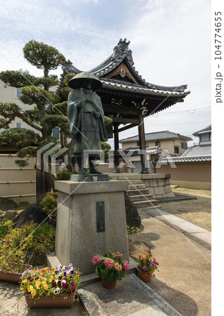 大阪府吹田市「光明寺」の梵鐘と親鸞聖人像（2023年4月29日撮影） 104774655
