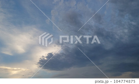 一瞬の出来事　空模様 雲 空 夕焼け 104774875