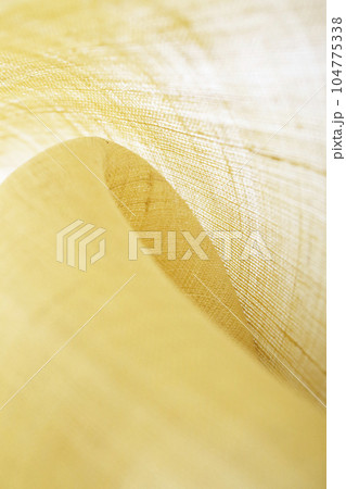淡い黄色の繊維が見える麻布 イメージ写真 104775338