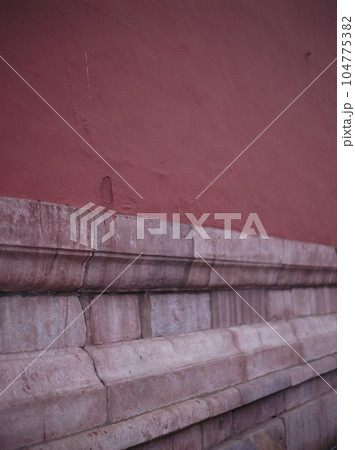 故宮内部 石組みの基礎と赤い壁 104775382