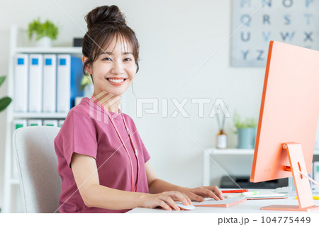 オフィスで働く若い女性のエンジニア オフィスで働く若い女性のエンジニア 104775449