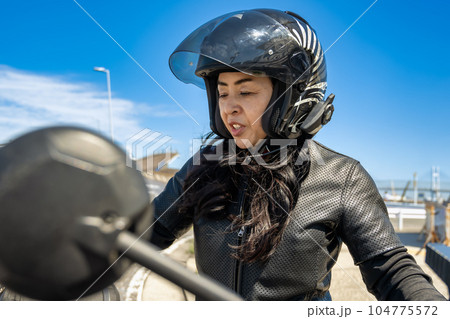 クルーザーバイクで横浜ツーリングをする女性ライダー クルーザーバイクで横浜ツーリングをする女性ライダー 104775572