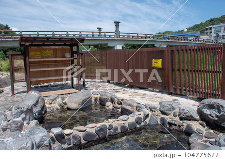 鳥取県三朝町　三朝温泉と夏の三徳川　河原風呂 104775622