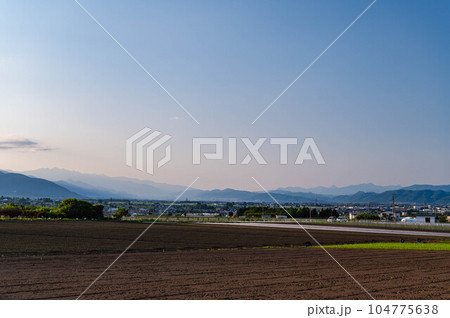 初夏の夕方 山形村から安曇野方面の風景 初夏の夕方 山形村から安曇野方面の風景 104775638