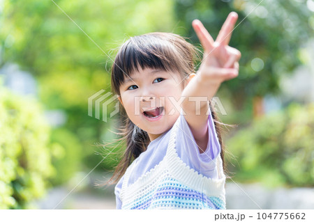 ピースサインをする子供(夏・夏休み) ピースサインをする子供(夏・夏休み) 104775662