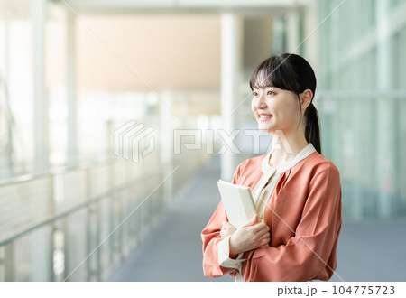 オフィスで働く若いビジネスウーマン 104775723