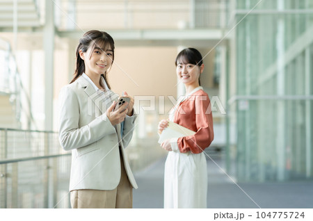 オフィスで働く若いビジネスウーマン 104775724
