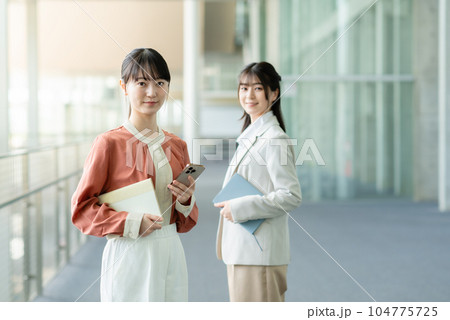 オフィスで働く若いビジネスウーマン 104775725