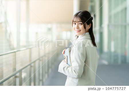 オフィスで働く若いビジネスウーマン 104775727