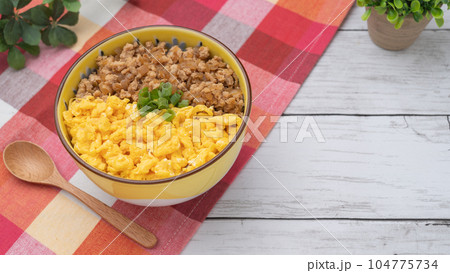二色丼　イメージ｜鶏そぼろ・炒り卵 104775734