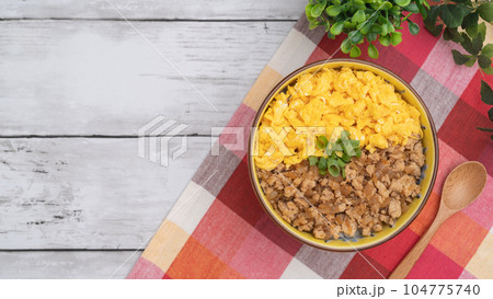 二色丼 イメージ|鶏そぼろ・炒り卵 二色丼 イメージ|鶏そぼろ・炒り卵 104775740
