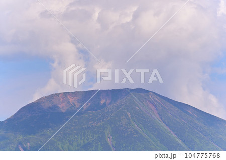 金精峠から望む絶景　新緑の男体山の山頂　栃木県日光市 104775768