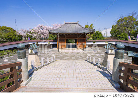 桜の季節の大口町 堀尾跡公園 姥堂と裁断橋 桜の季節の大口町 堀尾跡公園 姥堂と裁断橋 104775929