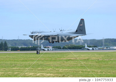 離陸する輸送機　米軍機　横田基地から離陸するC130輸送機 104775933