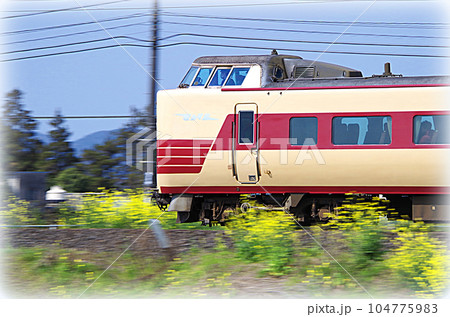 山陰本線を快走する国鉄色の特急やくも号(イラスト風) 山陰本線を快走する国鉄色の特急やくも号(イラスト風) 104775983