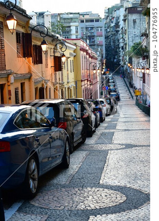 マカオ、ラザロ地区、黄昏の馬忌士街 104776955