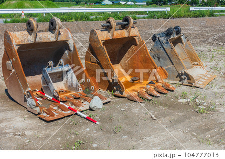 並べられたバケット 104777013