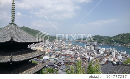 尾道の坂の途中から見た景色 尾道の坂の途中から見た景色 104777257