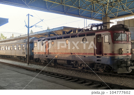 モスタル駅に停車中の列車 / Mostar railway station, BiH 104777602