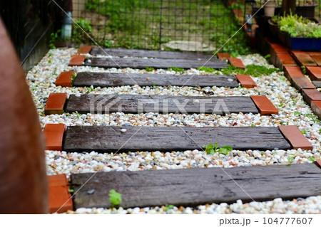 雨に濡れたレンガを使ったガーデニンクの小道 雨に濡れたレンガを使ったガーデニンクの小道 104777607