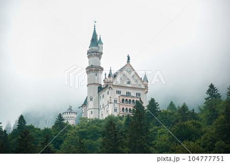 ノイシュバンシュタイン城／ドイツ 104777751