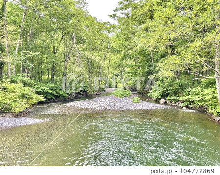 山奥の綺麗な渓流 104777869