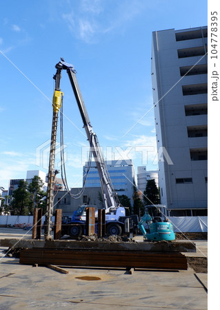 アースオーガと油圧ショベル アースオーガと油圧ショベル 104778395