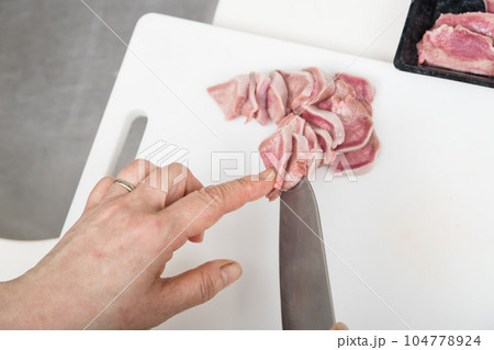 【焼き鳥豚タンの下処理をする主婦　包丁有】 104778924