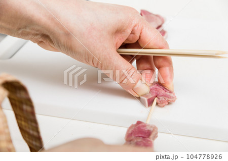 【焼き鳥豚タンの串打ちをする主婦】 【焼き鳥豚タンの串打ちをする主婦】 104778926