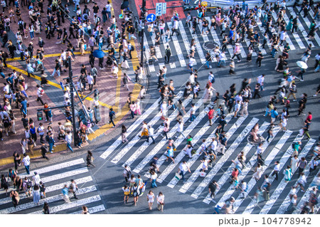 日本の東京都市景観 7月。長い人影…賑わう渋谷。ほぼマ無しになったが、感染爆発はない=9日 日本の東京都市景観 7月。長い人影…賑わう渋谷。ほぼマ無しになったが、感染爆発はない=9日 104778942