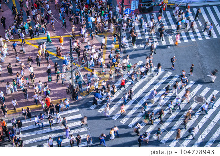 日本の東京都市景観 7月。長い人影…賑わう渋谷。ほぼマ無しになったが、感染爆発はない=9日 日本の東京都市景観 7月。長い人影…賑わう渋谷。ほぼマ無しになったが、感染爆発はない=9日 104778943