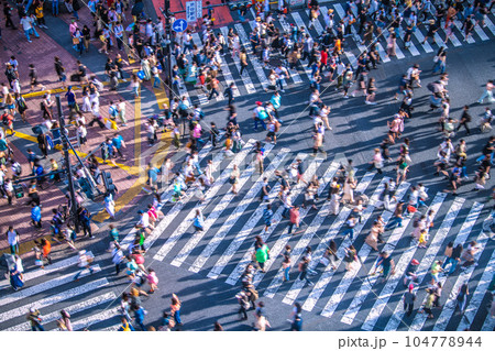 日本の東京都市景観 7月。長い人影…賑わう渋谷。ほぼマ無しになったが、感染爆発はない=9日 日本の東京都市景観 7月。長い人影…賑わう渋谷。ほぼマ無しになったが、感染爆発はない=9日 104778944