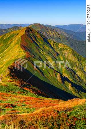 秋の谷川岳・肩ノ小屋より望む主稜線と山並みの絶景 秋の谷川岳・肩ノ小屋より望む主稜線と山並みの絶景 104779228