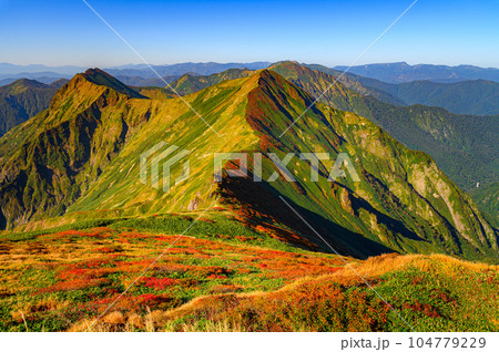 秋の谷川岳・肩ノ小屋より望む主稜線と山並みの絶景 104779229